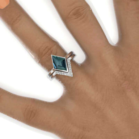 2.5 Carat Kite Teal Sapphire Engagement Ring. 2.5CT Fancy Kite Shape Teal Sapphire Ring Set